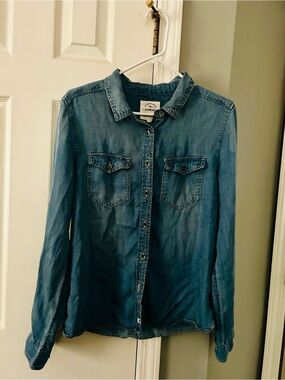 Casual Denim Button-Up Shirt in Medium Blue